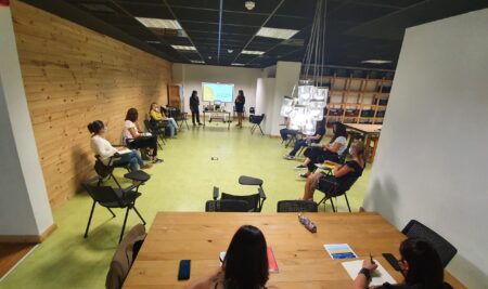 Bidasoa bizirik-k eskualdeko emakumeei zuzendutako teknologia berrien lehen prestakuntza jarri du abian