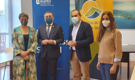 Bidasoa bizirik-ek eta Deustuko Unibertsitateak lankidetzahitzarmena sinatu dute Zuzendaritza Estrategikoko Heziketa Ibilbide Duala garatzeko