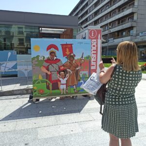 La Oficina de Turismo de Irun instala un photocall con los lugares y personajes más singulares de la ciudad