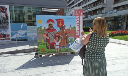 Irungo Turismo Bulegoak photocall bat jarri du hiriko bazter eta pertsonaia bereziekin