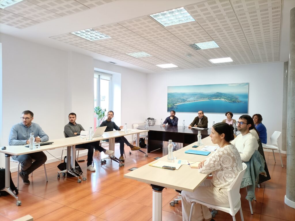 Energiaren Eskualdeko Mahaia elkartu egin da orain arte egindako ekintzak baloratzeko eta eskualdeko udalerri eta enpresei energia-eraginkortasun handiagoa lortzeko urratsak ematen jarraitzea ahalbidetuko dieten ekimen berriak proposatzeko.