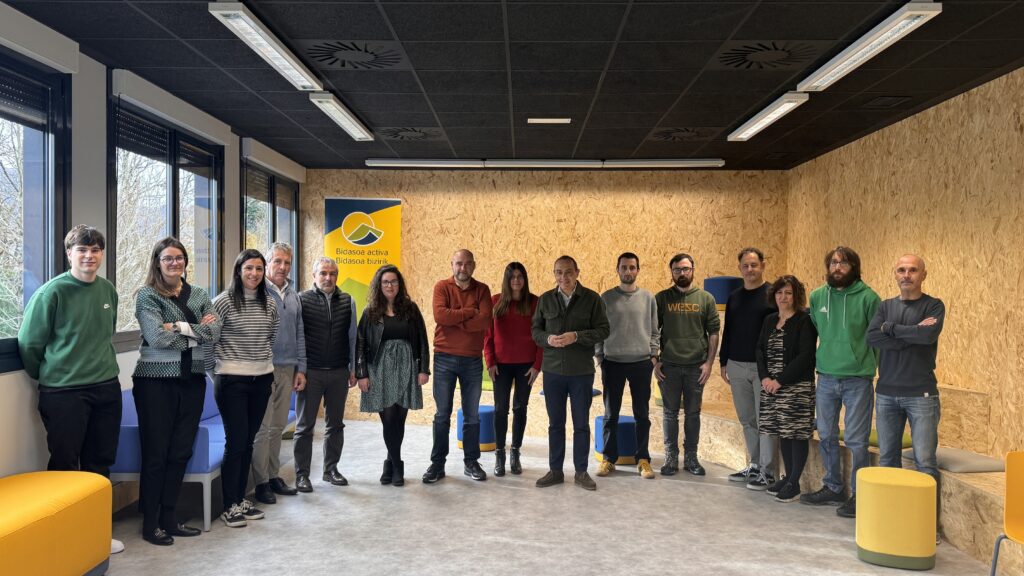 •	Helburua datuak ateratzeko tresnak erabiltzen ikastea eta horiek kudeatzen eta interpretatzen jakitea da.
•	Guztira 15 orduko iraupena izan du, eta Mondragon Unibertsitateko Business Data Analytics graduko irakasleek eman dute.