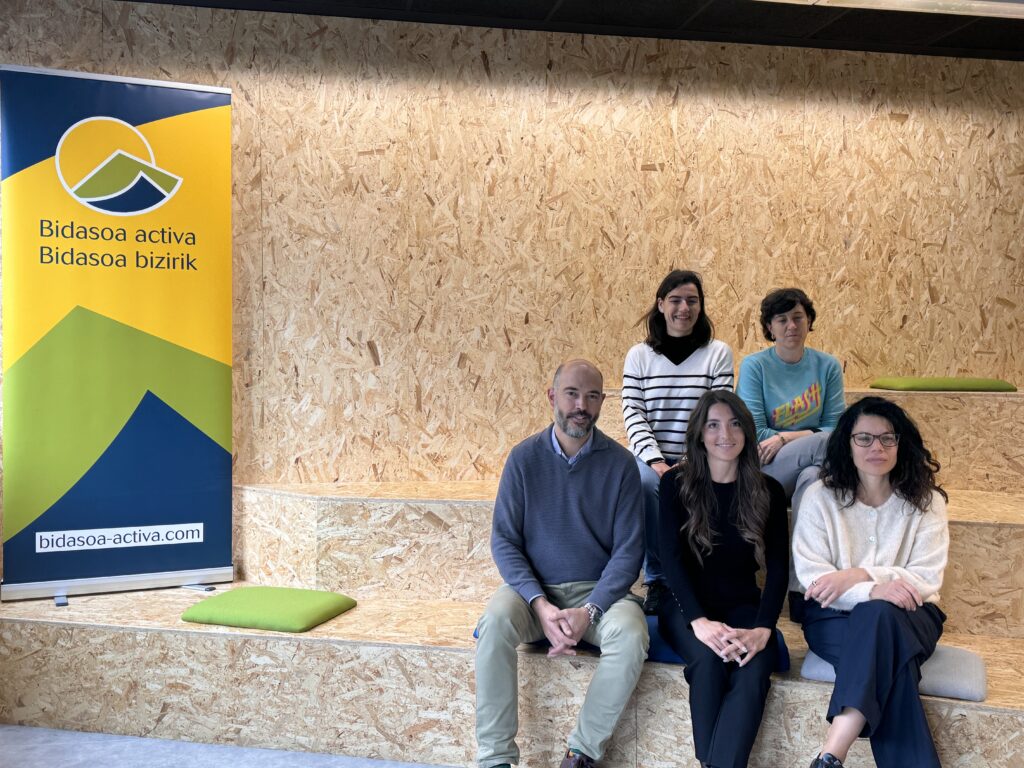 Los Ayuntamientos de Irun y Hondarribia, a través de Bidasoa activa, han completado la segunda edición del proyecto “Cálculo de Emisiones y Elaboración de Planes de Mejora en Empresas de la Comarca de Bidasoa”, enmarcado en el convenio con el Departamento de Sostenibilidad de la Diputación Foral de Gipuzkoa. Este proyecto refuerza el compromiso de la comarca con la descarbonización y la adaptación al cambio climático.