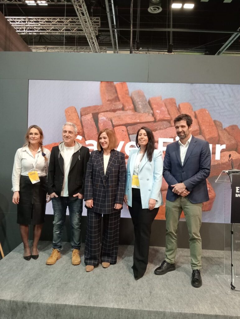 •	Nazioarteko Turismo Azoka urtarrilaren 22tik 26ra egingo da Madrilen.
•	Iruneko Udalak Oiassoko bainuetxe berriak aurkeztu ditu, alkate Cristina Labordaren gidaritzapean egindako ekitaldi batean.