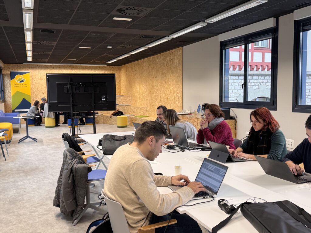 Irun eta Hondarribiko Udalek, Bidasoa biziriken bitartez, eskualdeko industria sarea indartzeko funtsezko hiru ekimen jarri dituzte abian urtarrilean. Tokiko enpresen iraunkortasuna, digitalizazioa eta kudeaketa estrategikoa hobetzera bideratuta daude ekintza horiek, haien lehiakortasuna eta merkatuaren erronka berrietara egokitzeko gaitasuna indartzeko.