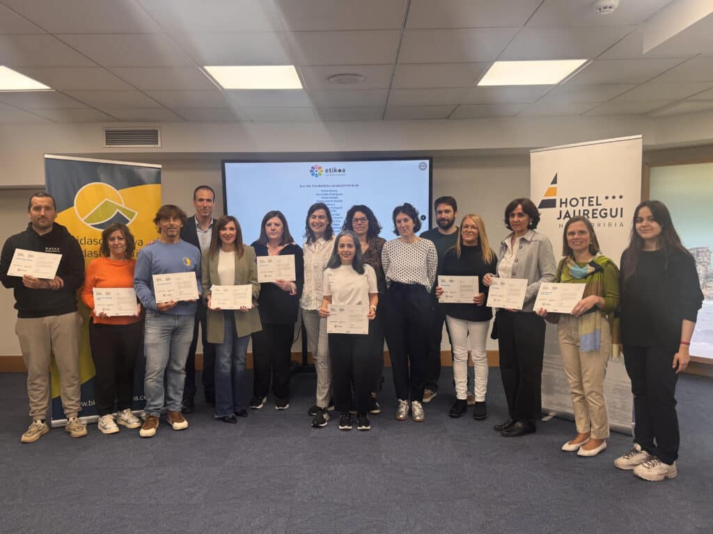 Irun eta Hondarribiko Udalek, Bidasoa biziriken bidez, eskualdeko 20 turismo-agenteri ziurtagiri bana eman diete gaur, Euskadiko Turismoaren Kode Etikoarekiko atxikimendua aitortzen diena. Basquetour, Euskal Turismoaren Agentziaren programa bat, Irun eta Hondarribiko turismo sektorean garatua, Bidasoa aktibarekin elkarlanean.