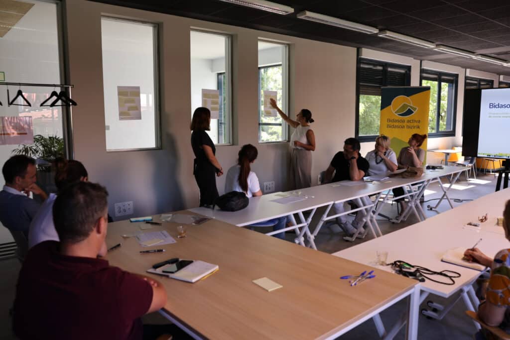 El pasado miércoles se celebró en la sede de Bidasoa activa la jornada de cierre del programa piloto Bidasoa Sendotzen, una iniciativa impulsada para consolidar y profesionalizar nuevas empresas de reciente creación en la comarca. La sesión contó con la participación de representantes de cuatro empresas locales: 3HIRUHOME, iTUM SOLUTIONS, LE PETIT CONFETTI, AMETS BAKERY y MOOV DRIVE TECHNOLOGY, que compartieron sus experiencias en una mesa redonda final.