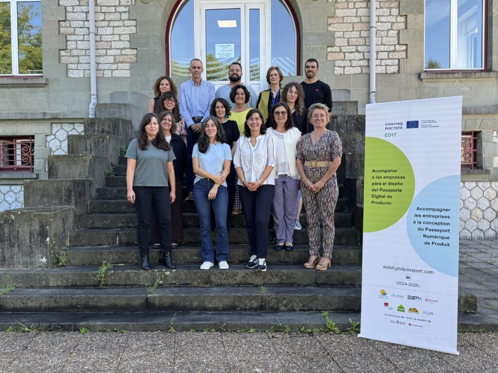 Los Ayuntamientos de Irun y Hondarribia, a través de Bidasoa activa, lideran el proyecto EDIT – EcoDigital Industrial Transformation, una iniciativa transfronteriza financiada por el programa europeo Interreg V-A España-Francia-Andorra (POCTEFA 2021-2027) y que tiene como objetivo apoyar a las pequeñas y medianas empresas en su proceso de transformación digital y ecológica. En el proyecto participan otros siete socios de la CAPV, Navarra y Pirineos Atlánticos, que han celebrado en Irun una reunión de balance de las acciones llevadas a cabo durante 2025.