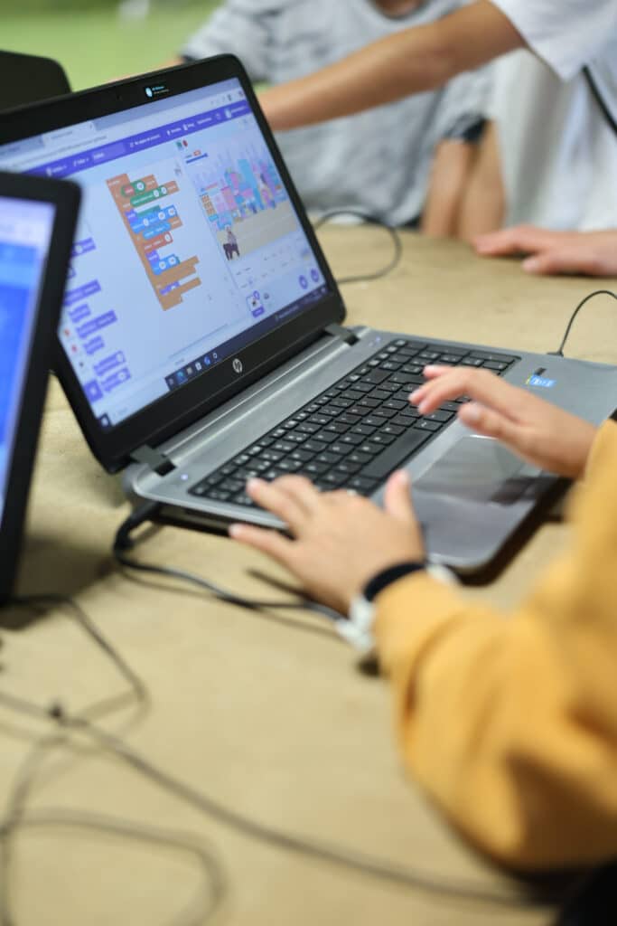 El Ayuntamiento de Irun, a través de Bidasoa activa, ha organizado un año más los talleres tecnológicos, IRUN TECH. Durante este verano, un total de 80 personas participaron en las ocho propuestas formativas programadas, todas ellas con aforo completo.