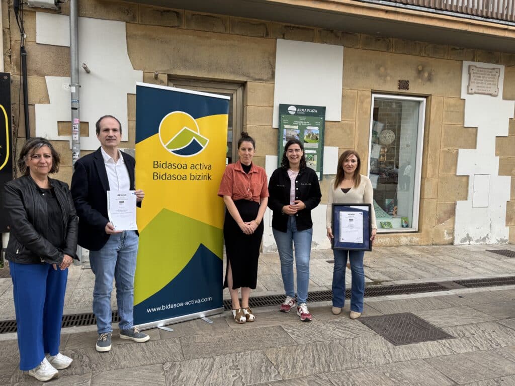 Los Ayuntamientos de Irun y Hondarribia, a través de Bidasoa activa, han dado un paso decisivo en la transformación del sector turístico al convertirse en uno de los primeros territorios de Euskadi en implantar la norma UNE 178510 Empresa Turística Inteligente (ETI). Se trata de un proyecto impulsado por Basquetour, con el apoyo de SEGITTUR y la Secretaría de Estado de Turismo, que busca fortalecer la competitividad, sostenibilidad e innovación de las empresas turísticas.