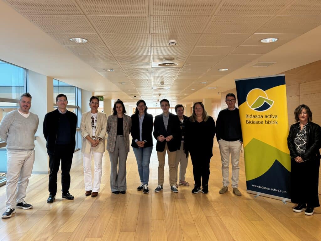 Los Ayuntamientos de Irun y Hondarribia, a través de Bidasoa activa, en colaboración con la Diputación Foral de Gipuzkoa, han llevado a cabo una nueva edición del programa Bidasoa Digitala, una iniciativa orientada a la transformación digital de las pymes locales. 
El proyecto ha acompañado a un total de 14 empresas de la comarca en la mejora de su competitividad mediante el uso estratégico de los datos y la implantación de soluciones digitales.