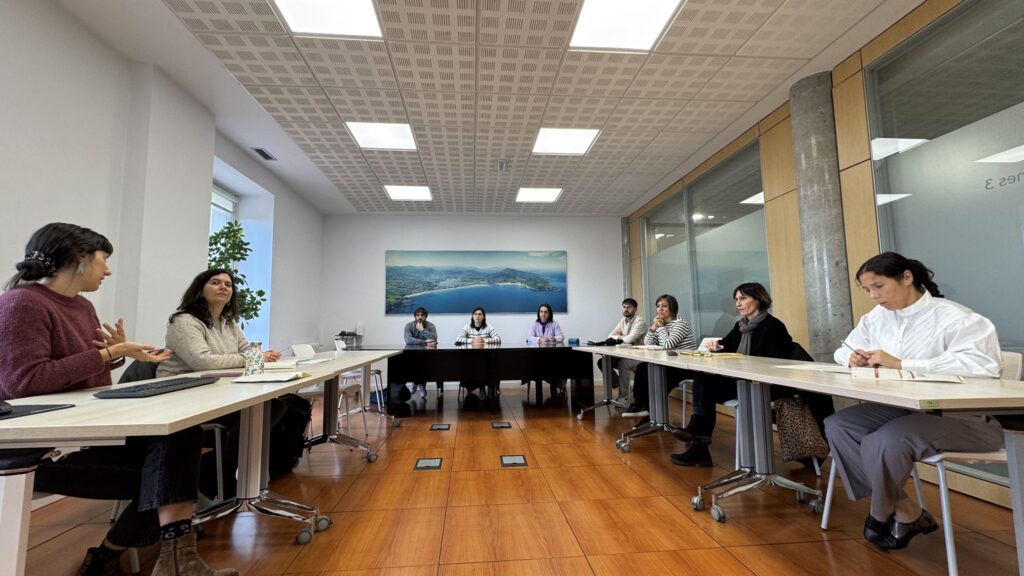 Los Ayuntamientos de Irun y Hondarribia, a través de Bidasoa activa han presentado hoy el balance de las actuaciones desarrolladas durante 2025 en el marco del Plan Comarcal de Energía, en un encuentro que ha reunido a representantes institucionales y técnicos de ambos ayuntamientos, así como al equipo directivo y técnico de la Agencia de Desarrollo del Bidasoa.