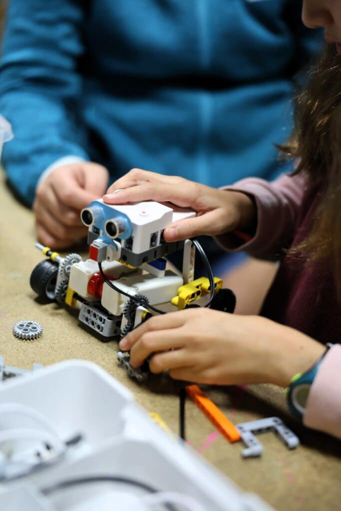 Gabonetako ekimenek, beste urte batez, zientzia, teknologia eta sormena txikitatik ikastea indartzen dute.