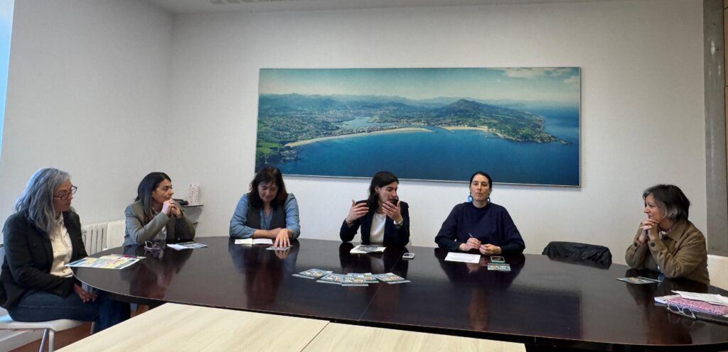 Programazioak ikastaro praktikoak eta tailerrak barne hartzen ditu, lanbide-gaitasunak hobetzeko eta lan-merkatuan sartzea errazteko.