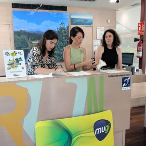 GGLA eta Bidasoa bizirik-ek hitzarmen bat sinatu dute MUGI txartelak Irungo eta Hondarribiko turismo-bulegoetan saldu eta kargatu ahal izateko